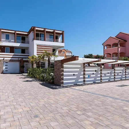 Lovely In With Wifi Apartman