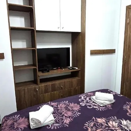 Lovely In With Wifi Apartman